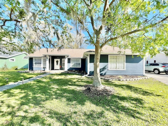 ranch-style home featuring a front lawn