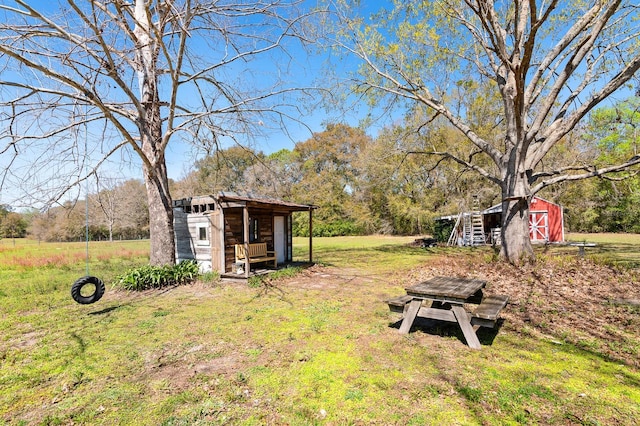 view of yard with an outdoor structure