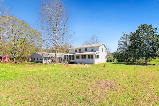 traditional-style house featuring a front yard