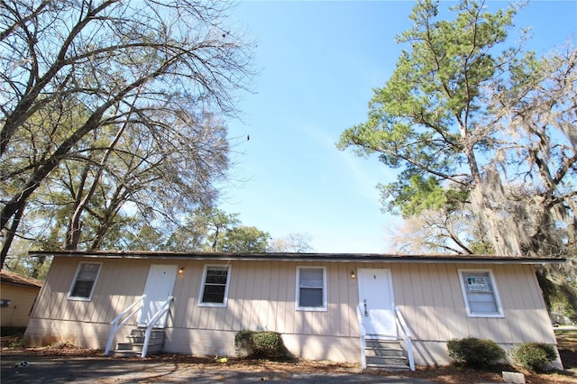 single story home with entry steps