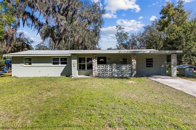 ranch-style home featuring driveway and a front yard