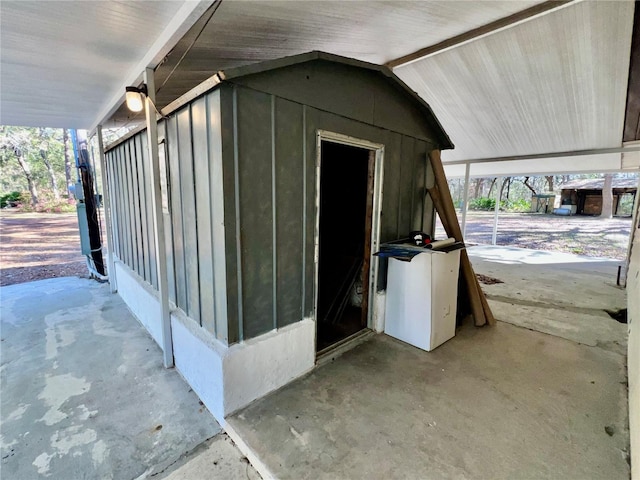 view of outdoor structure with an outbuilding