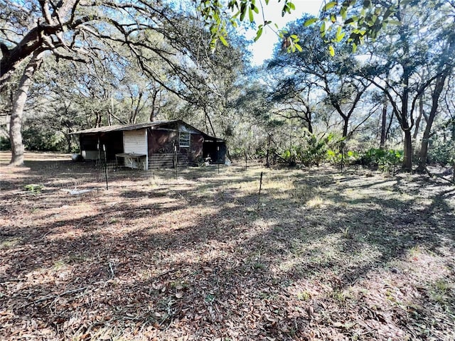 view of yard with an outbuilding