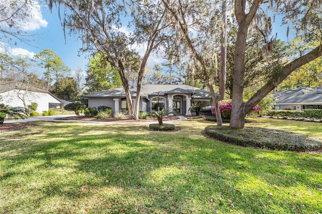 view of front of property featuring stucco siding and a front yard