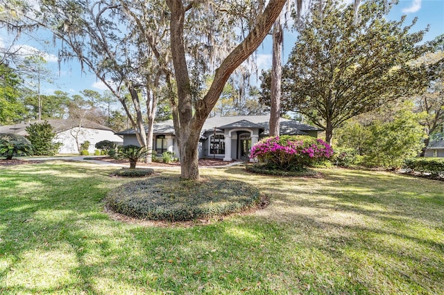 view of front facade featuring a front lawn