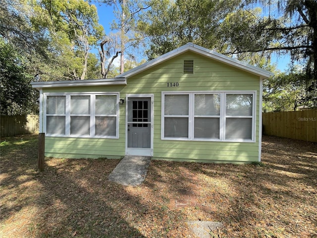 bungalow-style house featuring fence