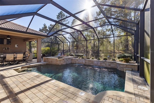 view of swimming pool featuring outdoor dining area, a pool with connected hot tub, a lanai, and a patio area