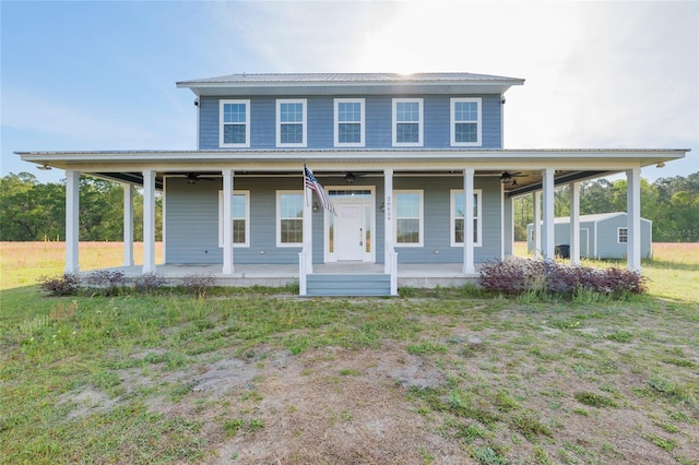 country-style home featuring a front lawn, covered porch, and a ceiling fan