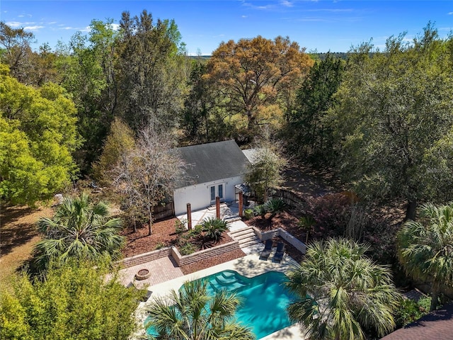 birds eye view of property featuring a wooded view