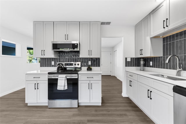 kitchen with visible vents, a sink, stainless steel appliances, and tasteful backsplash