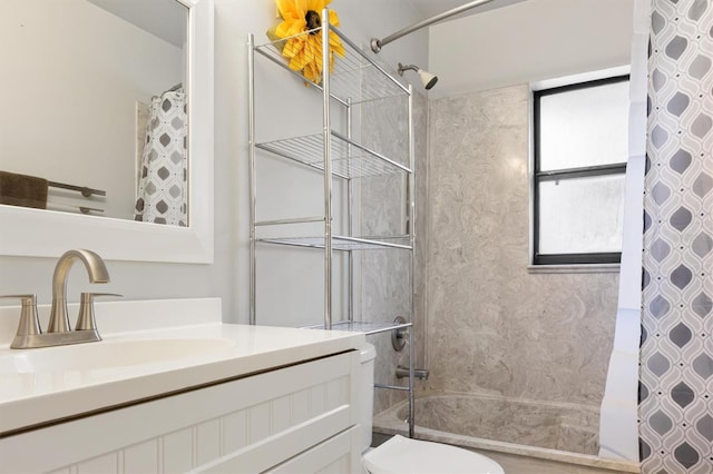 full bath with shower / tub combo, toilet, and vanity