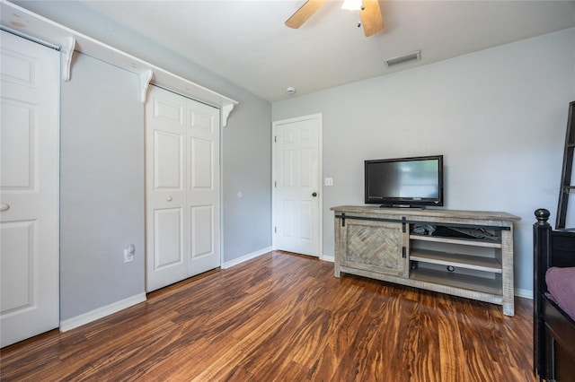 living area with baseboards, ceiling fan, wood finished floors, and visible vents