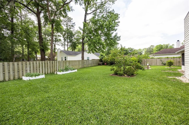 view of yard featuring a fenced backyard