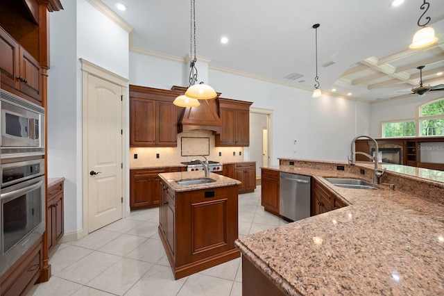 4535 SW 105th Dr, Gainesville, FL 32608 - kitchen with appliances with stainless steel finishes, a sink, an island with sink, a ceiling fan, and crown molding