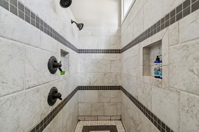 620 NE 6th Ave, Gainesville, FL 32601 - bathroom with tiled shower
