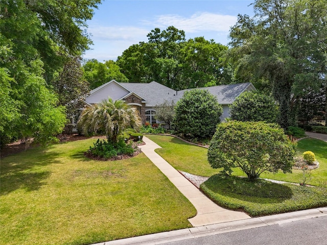view of front of house featuring a front lawn