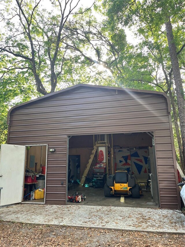 exterior space featuring an outbuilding
