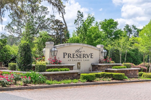 view of community / neighborhood sign