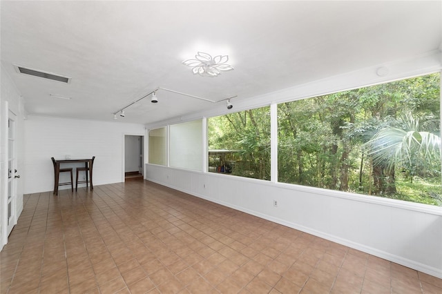 1711 NW 10th Ave, Gainesville, FL 32605 - empty room featuring rail lighting