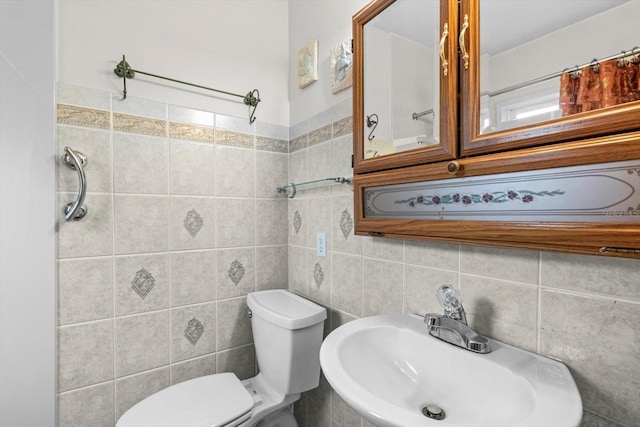 841 N Palm Springs Ter, Crystal River, FL 34429 - bathroom featuring toilet, a sink, and tile walls