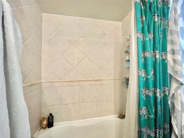 1035 NE 3rd Ave, Gainesville, FL 32601 - full bath with shower / bath combo with shower curtain