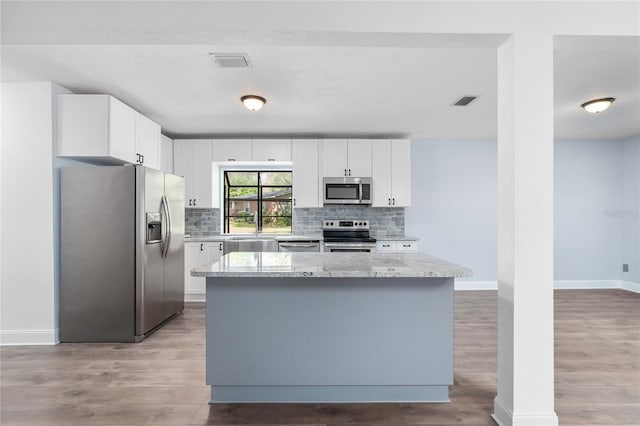 6840 NW 111th Ln, Alachua, FL 32615 - kitchen featuring tasteful backsplash, light wood finished floors, visible vents, and stainless steel appliances