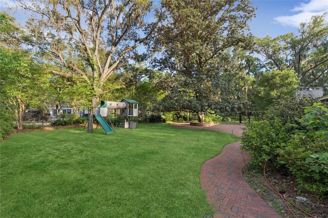 2210 NW 6th Pl, Gainesville, FL 32603 - view of green lawn
