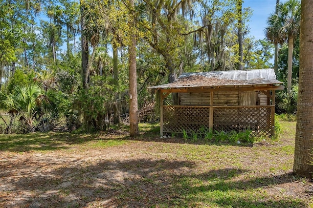 view of yard featuring an outdoor structure
