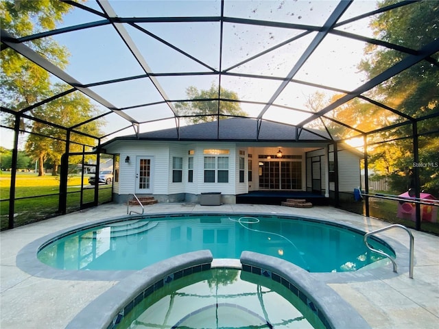 view of swimming pool with a pool with connected hot tub, entry steps, a patio area, and a lanai