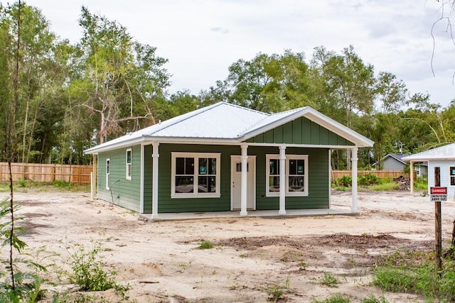 view of front facade with fence and covered porch