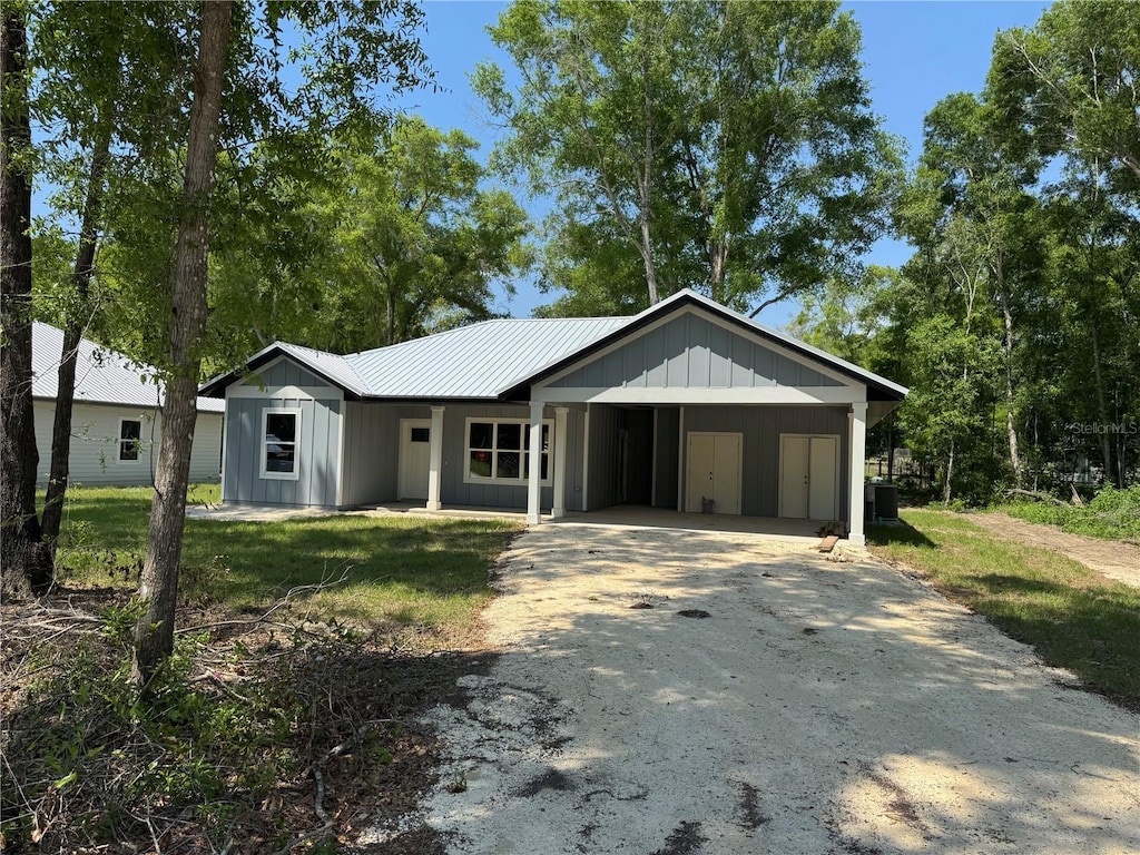 view of front of house with a carport and driveway