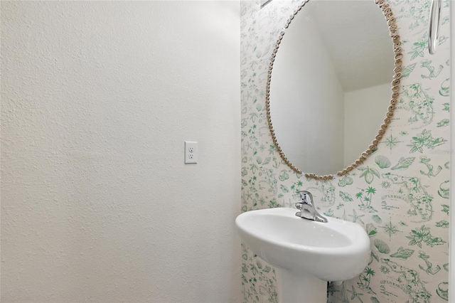 bathroom featuring a sink