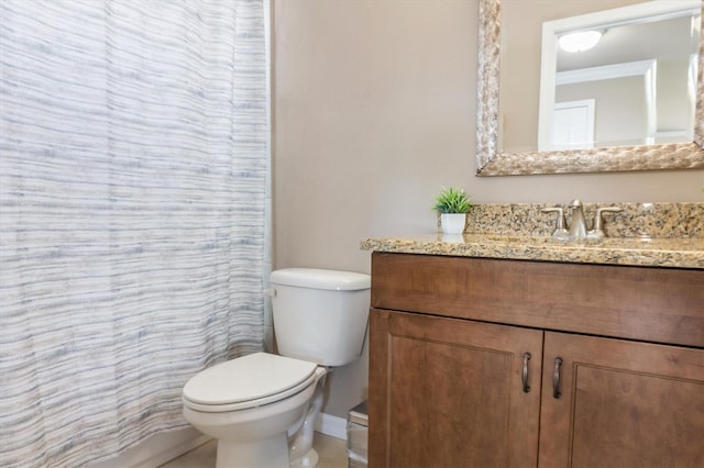 full bath featuring vanity, toilet, and a shower with curtain