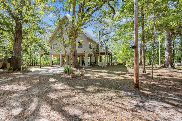 view of yard featuring a carport