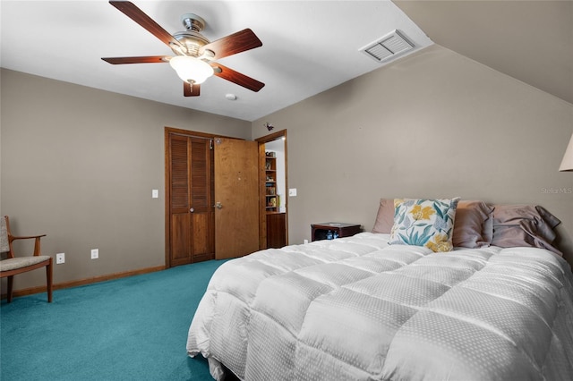 bedroom featuring visible vents, a closet, baseboards, carpet flooring, and ceiling fan