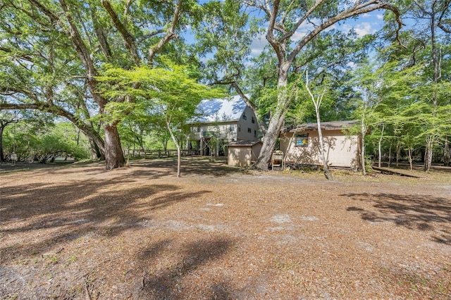 view of yard with an outdoor structure and a storage shed