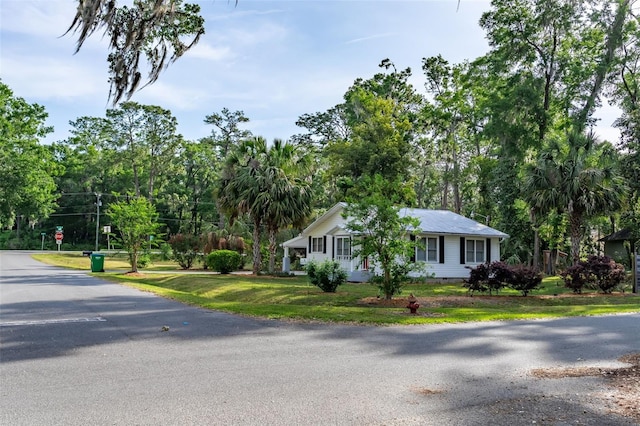 view of front of house featuring a front yard