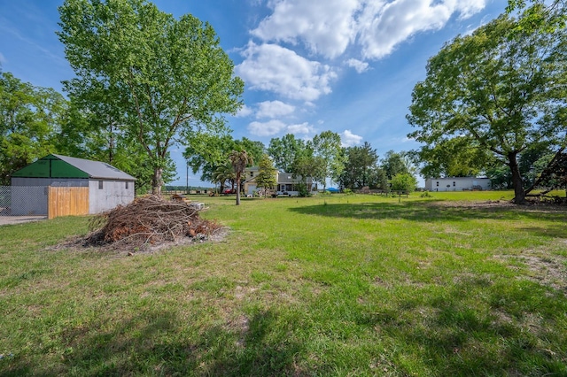 view of yard with an outbuilding