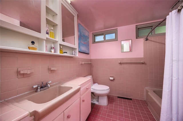 2074 NW 11th Rd, Gainesville, FL 32605 - full bathroom with tile patterned flooring, tile walls, toilet, vanity, and shower / bath combo with shower curtain