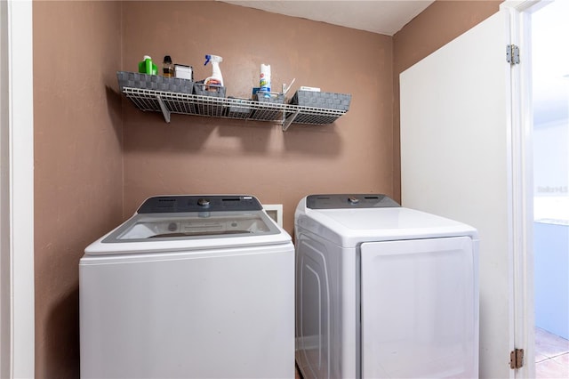 2423 NW 67th Ter, Gainesville, FL 32606 - laundry area featuring independent washer and dryer