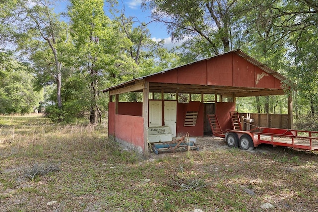 view of outdoor structure featuring a carport and an outdoor structure