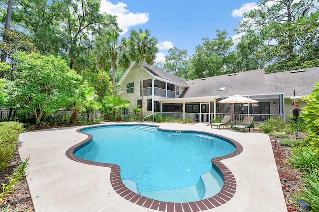 4319 SW 86th Way, Gainesville, FL 32608 - view of swimming pool featuring a sunroom and a patio area