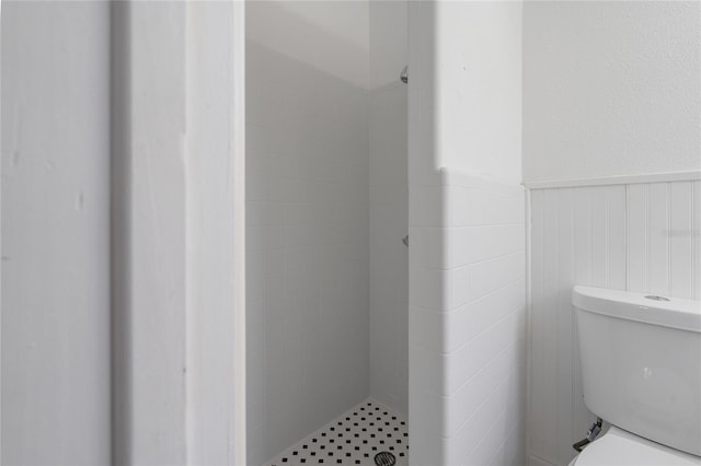 529 NE 12th Ct, Gainesville, FL 32601 - full bathroom featuring a shower stall, toilet, and a wainscoted wall