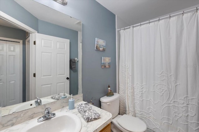 full bath with toilet, vanity, and a shower with curtain