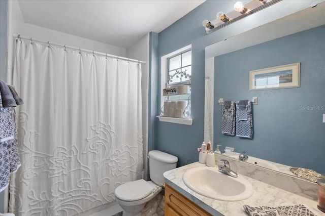 full bath featuring toilet, curtained shower, and vanity