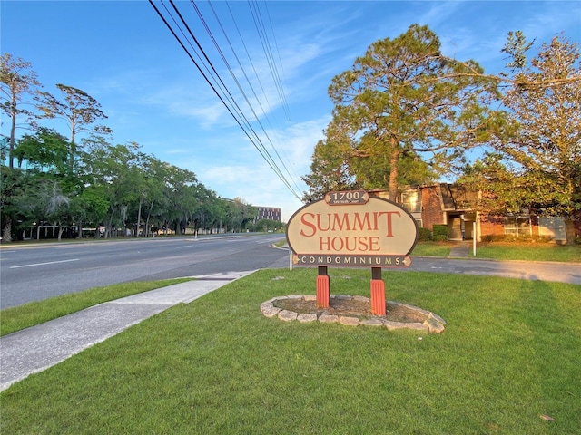 community sign featuring a yard