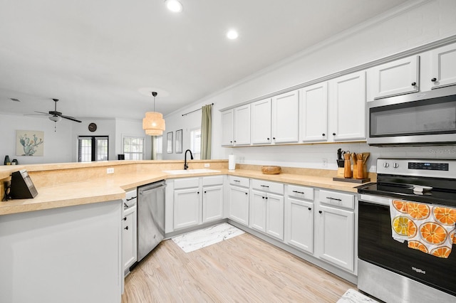 1488 NW 120th Way, Gainesville, FL 32606 - kitchen with appliances with stainless steel finishes, a sink, light wood-style floors, light countertops, and a peninsula