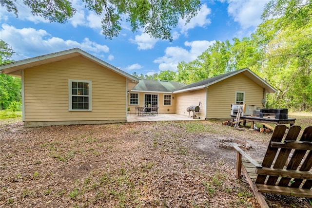 5876 SW 52nd Ter, Lake Butler, FL 32054 - back of property with a patio area