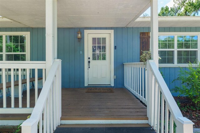 property entrance featuring covered porch