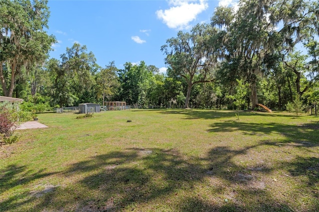 view of yard featuring an outbuilding